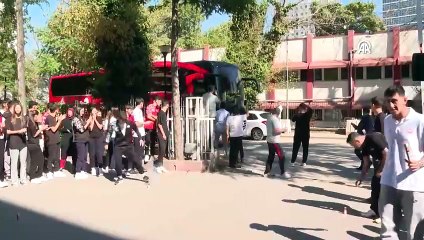 A Milli Kadın Voleybol Takımı, çiçeklerle karşılandı