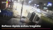 Motorista desvia e escapa por pouco de ter carro esmagado por carreta que tombou no RS