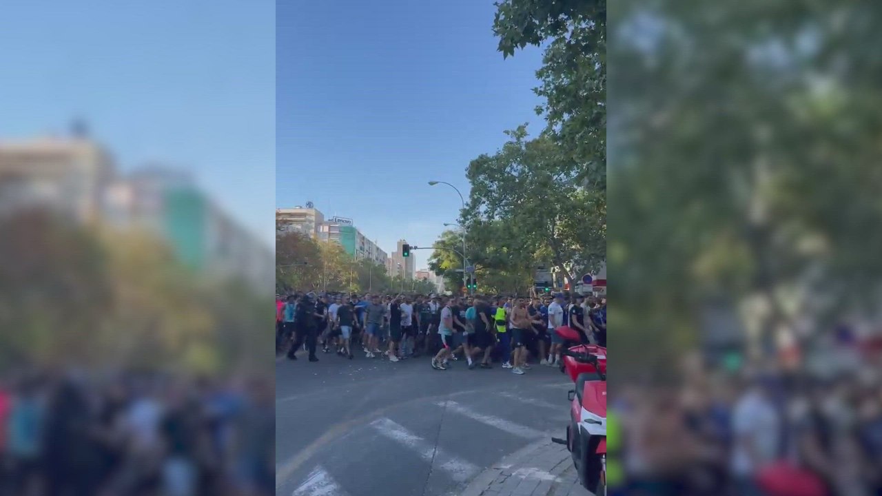 ULTRAS de l’OLYMPIQUE de MARSEILLE arrivent au BERNABÉU avec INSULTES et FUMIGÈNES sous FORTE SURVEILLANCE POLICIÈRE