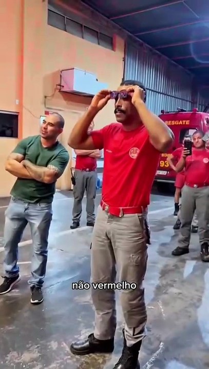 Lincoln Rafael, de 35 anos, recebeu um modelo especial que corrige a visão em preto e branco; reação emocionada viralizou nas redes sociais