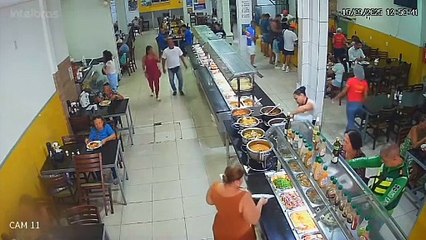 Veja o momento da explosão que deixou oito feridos em churrascaria na Bahia