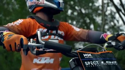 Il fait un backflip à moto entre 2 camions qui roulent