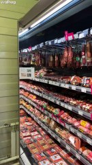 Faire du nunchaku avec des saucisses