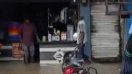 मूसलाधार बारिश से जनजीवन ठप, दुकानों में घुसा पानी