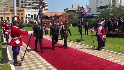 Milei fue recibido por Santiago Peña en Asunción