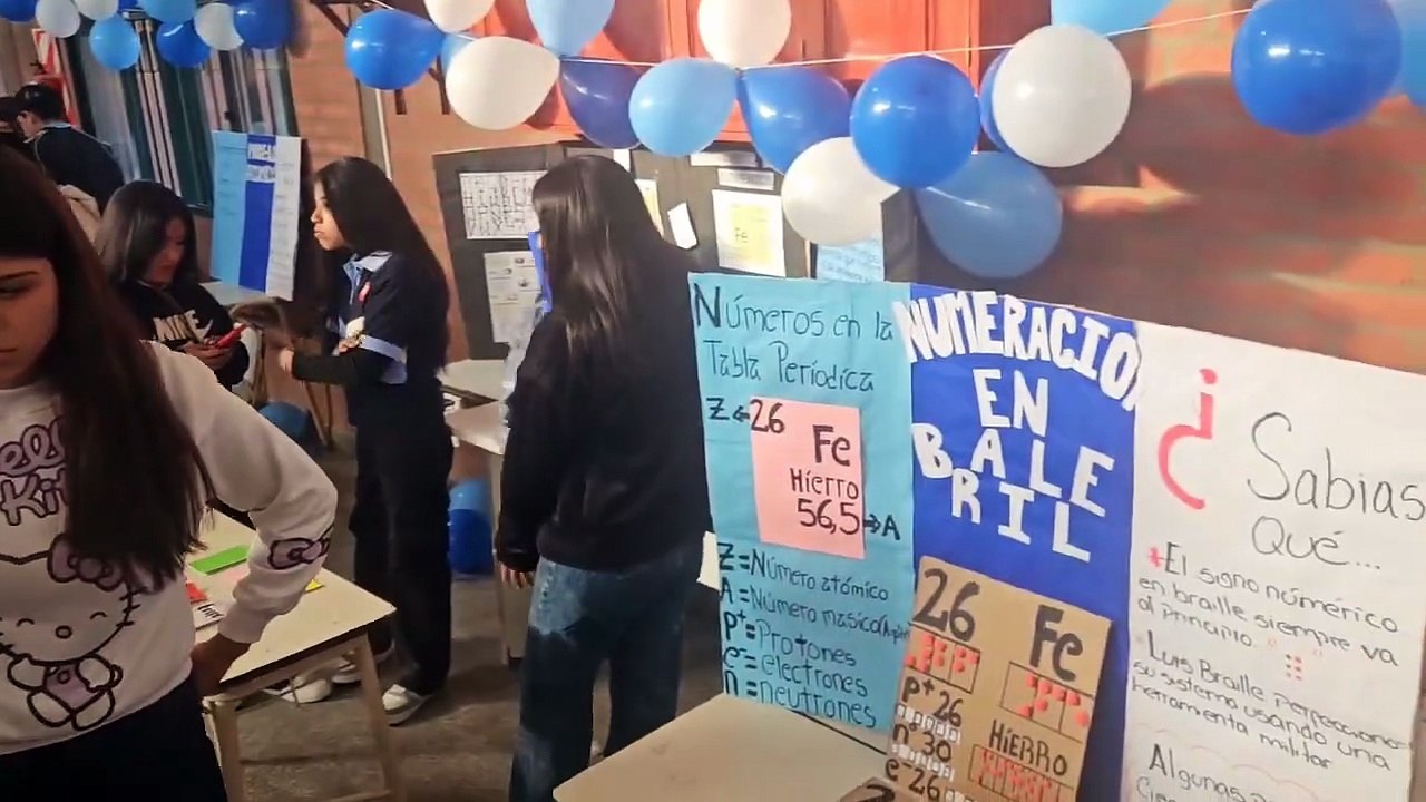 Un joven profesor aprendió Braille para enseñar Química a un alumno ciego y su ejemplo inspiró a toda una comunidad