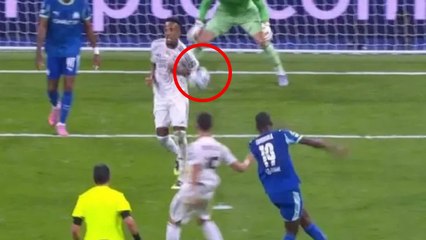 Burrull y el brazo de Militao: "No hay penalti, lo tiene pegado al cuerpo"