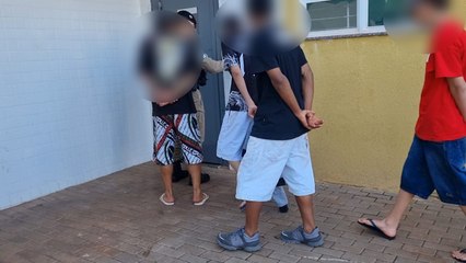 Três jovens são presos e um adolescente é apreendido na Av. Brasil em Cascavel