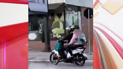 Bebê é transportado na garupa de moto em ‘bolsa canguru’