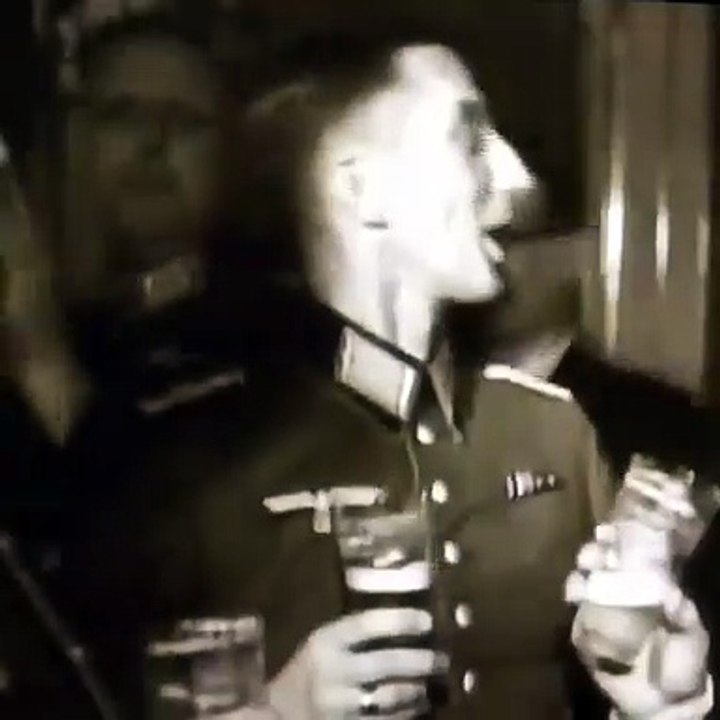 Советские и немецкие фашисты отмечают успешное начало Второй мировой войны.