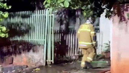 Umuarama: Homem apanha de moradores ao tentar roubar TV e volta para atear fogo na casa