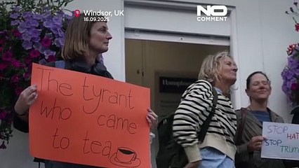 Manifestanti si radunano fuori dal Castello di Windsor prima della visita di Trump