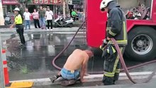 Kafasına döktüğü benzin gözlerinden ediyordu