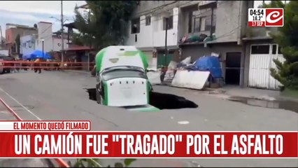 Socavón se abre en el asfalto y se traga a un camión entero