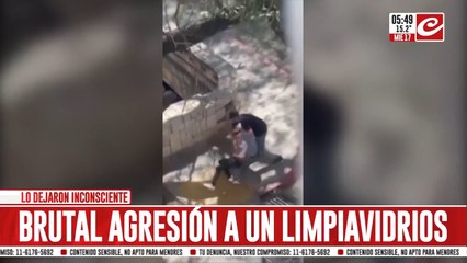 Jóvenes atacan a golpes a un limpiavidrios, lo dejan inconsciente y huyen del lugar