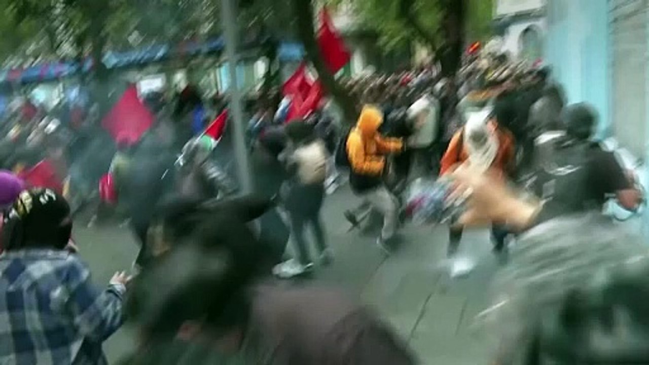 Demonstranten und Polizei prallen in Quito wegen Kürzung der Treibstoffsubventionen aufeinander