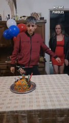Ce garçon partage ses chocolats puis découvre une deuxième surprise d’anniversaire