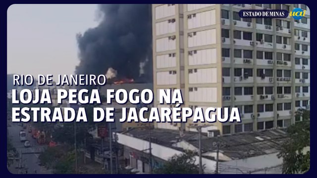 Incêndio de grandes proporções atinge loja na Estrada de Jacarepaguá, no Rio