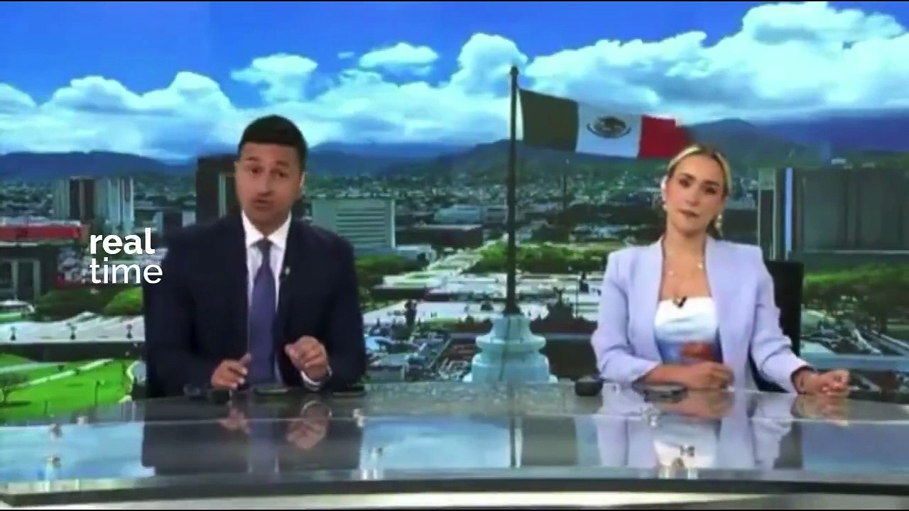 Video: el conductor de un famoso noticiero se cayó en vivo y todo quedó grabado