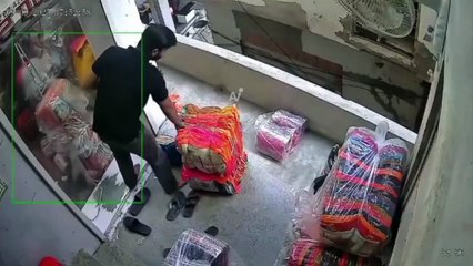 VIDEO: ¡Se tropezó! Un trabajador murió tras caer desde un edificio