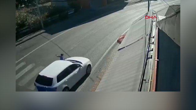 Yaya geçidinden koşan 9 yaşındaki Ahmet'e otomobil çarptı; kaza kamerada