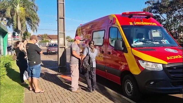 Com forte contusão no tórax, jovem é socorrido pelo Siate após colisão entre carro e moto no Parque Verde