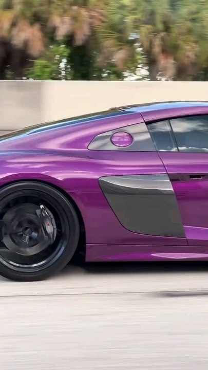 Um lindo Audi R8, passando em sua tela. Sobe o som aí!#supercar #supercars #supercarros #audi #R8