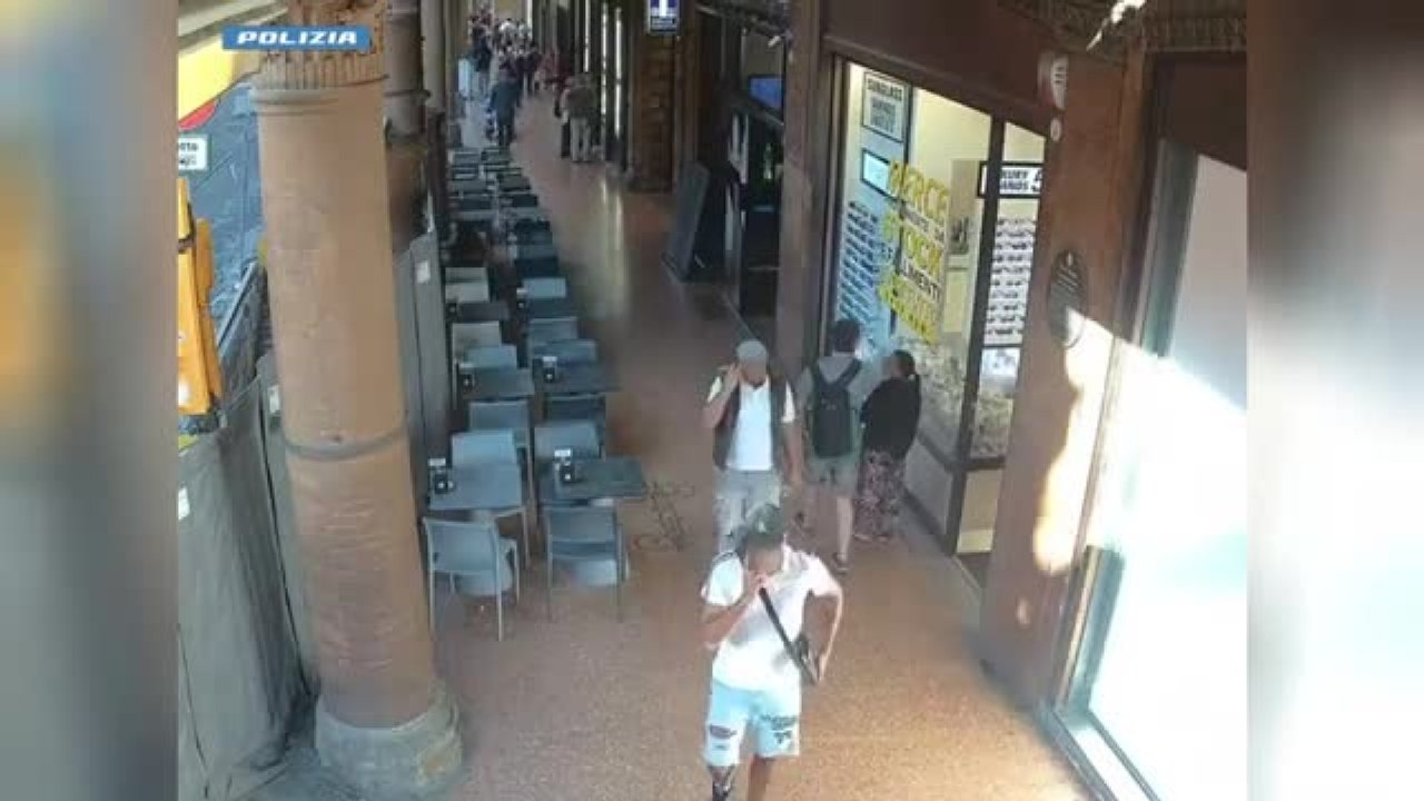 Bologna, il video delle rapine in centro storico: «Con il pretesto di ballare o di salutarsi avvicinavano le vittime per strappare la collana»