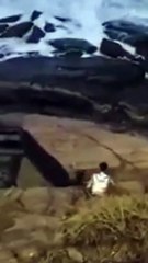 Accidente: resbaló al intentar recuperar la billetera