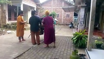 selling vegetables around on a motorbike 3