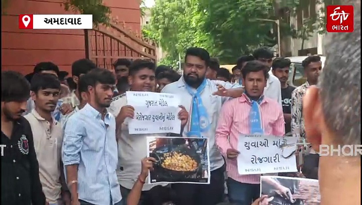 અમદાવાદમાં PM મોદીના 75મા જન્મદિવસે NSUIનું 'બેરોજગારી દિવસ' વિરોધ પ્રદર્શન, ભજીયા-બુટ પોલિશ સાથે સરકાર પર પ્રહાર