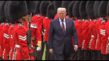 Trump accolto dai reali Gb con la guardia d'onore "extra-large"
