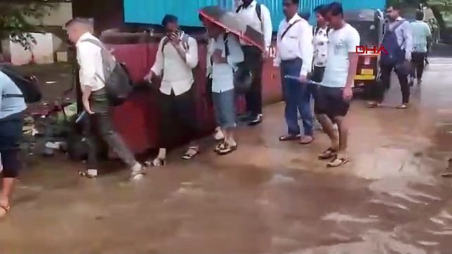 Hindistan felaketi yaşıyor! 15 kişi öldü