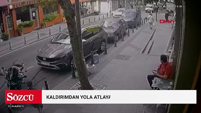 Bayrampaşa’da kaldırımdan yola atlayan çocuğa otomobil çarptı, o anlar kamerada