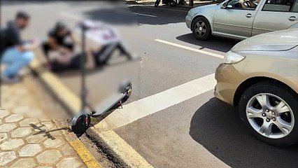 Jovem sofre acidente com patinete na Rua Antonina