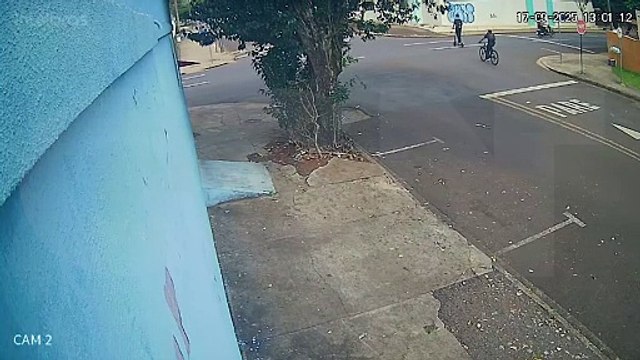 Câmera flagra Corolla atingindo patinete e deixando jovem ferido na rua Antonina