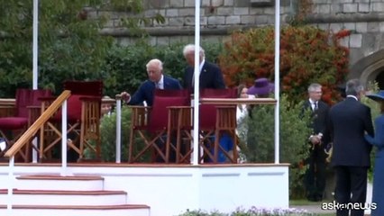 Trump mette la mano sulla schiena di Carlo III e infrange protocollo