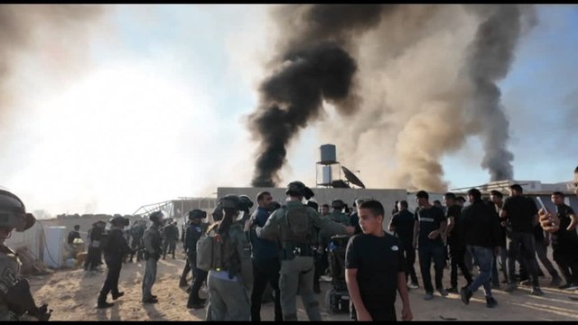 Le forze israeliane demoliscono le strutture dei beduini nel Negev
