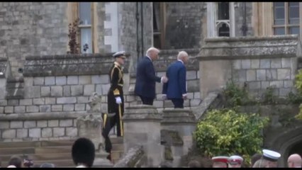 Trump mette la mano sulla schiena di Carlo III e infrange protocollo