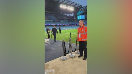 Il Napoli calca il prato dell'Etihad prima di affrontare il Manchester City.