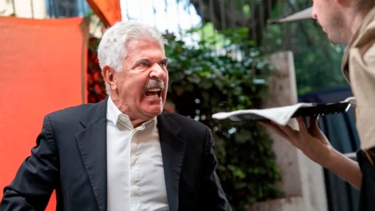 Tuca Ferretti se viraliza con grito a mesero en un bar de CDMX