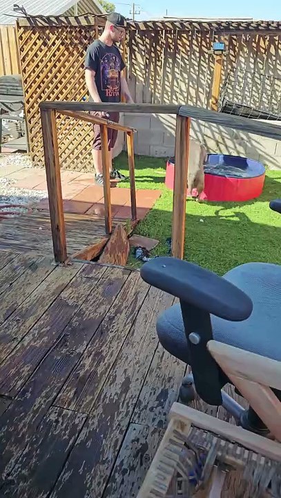 Avec l’aide de glaçons, mon garçon a enfin percé le secret de la piscine.