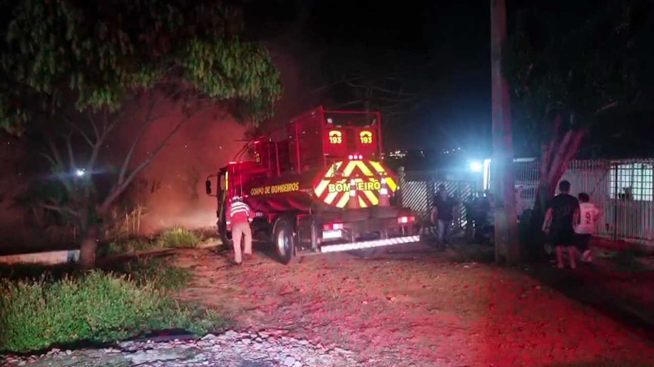 Matagal perto de residência pega fogo no Brasmadeira e Bombeiros são chamados