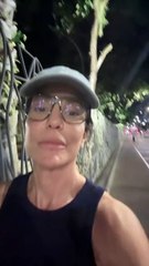 Destemida! Ivete Sangalo passeia sozinha à noite por praça em Salvador: "De boa"