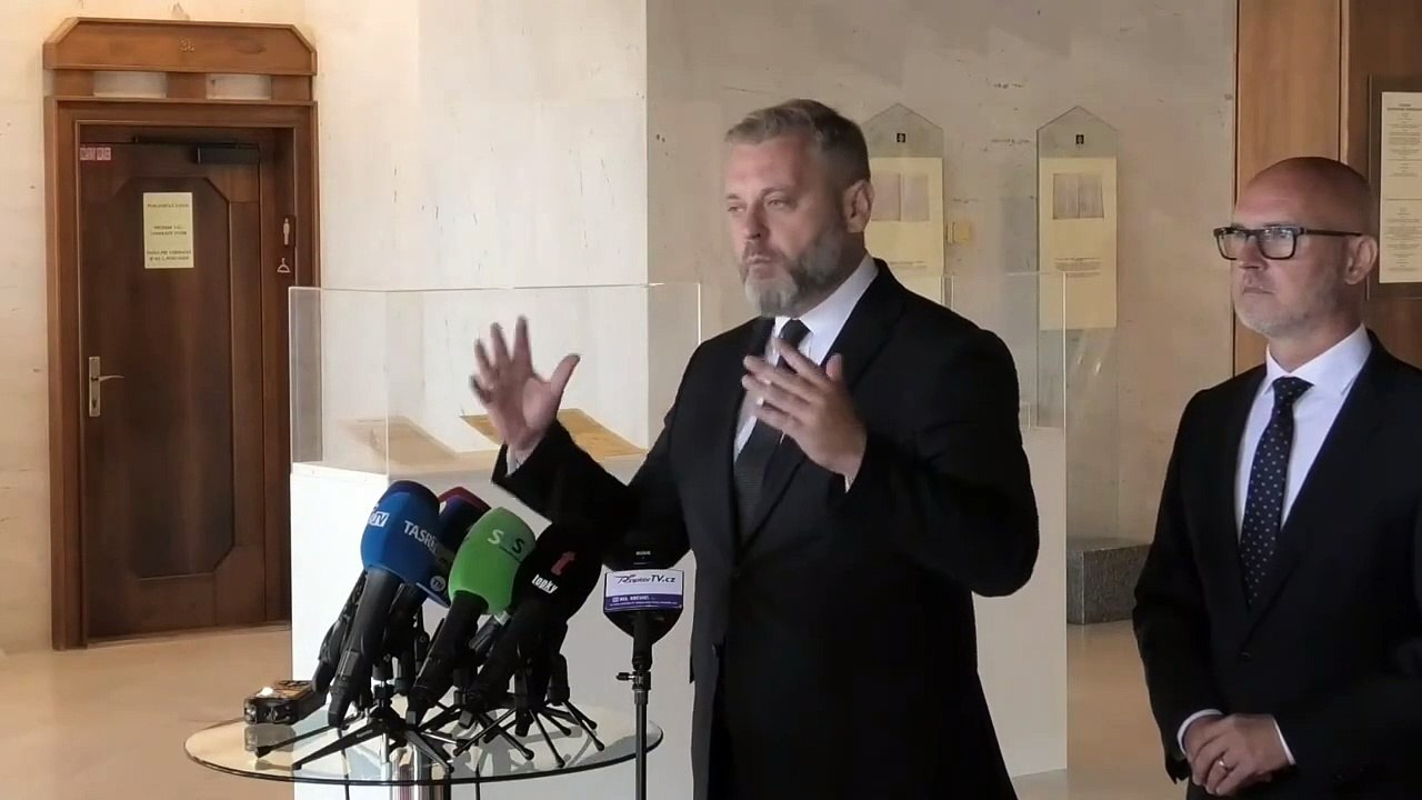 ZÁZNAM: Opozícia podporuje zhromaždenie policajných a hasičských odborárov o platoch