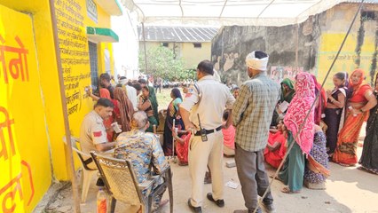 फिर झगड़ा न हो इसलिए पुलिस की निगरानी में बंटा खाद