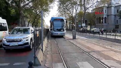 Beyoğlu'nda tramvay yayaya çarptı