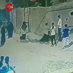 Sesinden rahatsız olduğu çocukları sopayla darbetti!