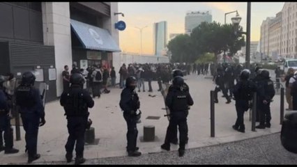 In Francia scioperi e proteste, subito caos e fumogeni a Marsiglia