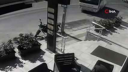 Freni boşalan servis midibüsü direğe çarparak durabildi